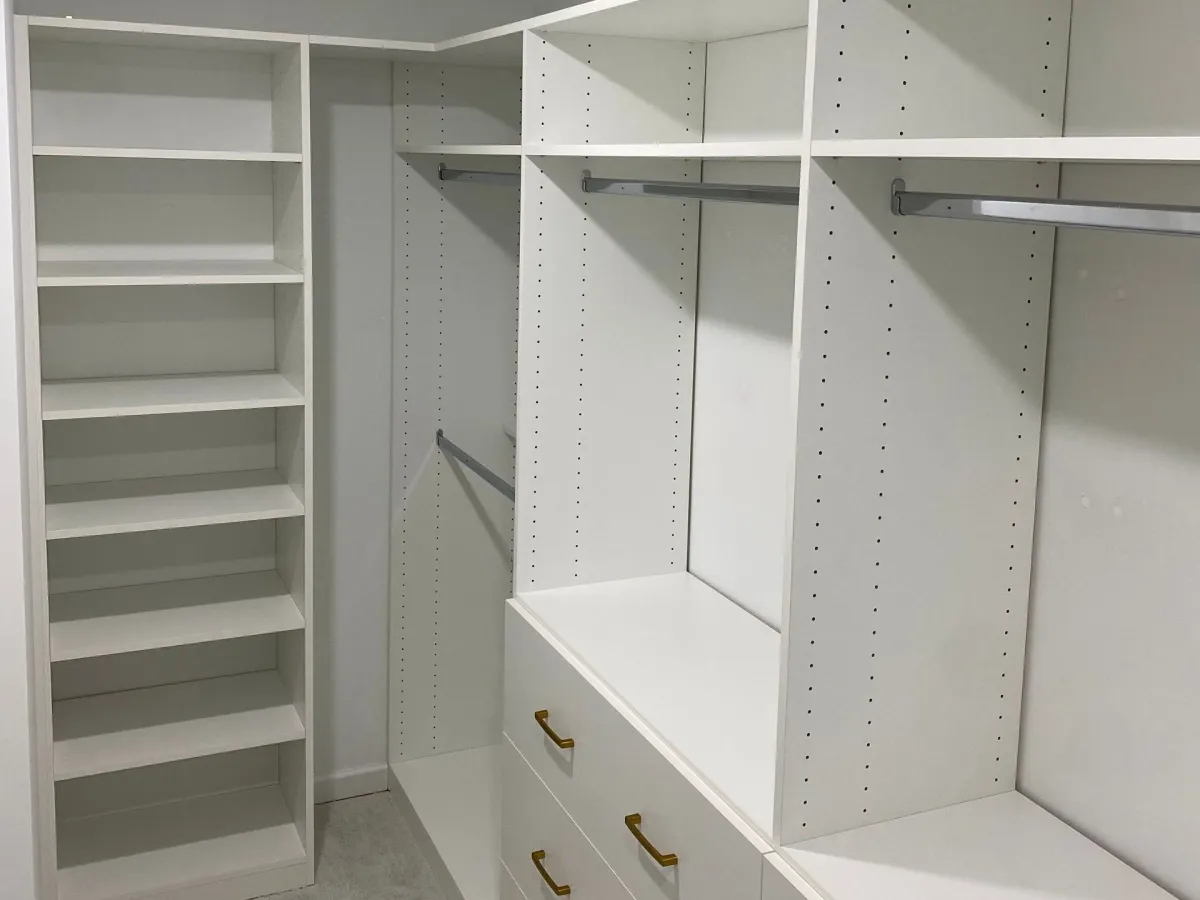 Tablet and laptop showing a custom closet 3D design with wood finish samples